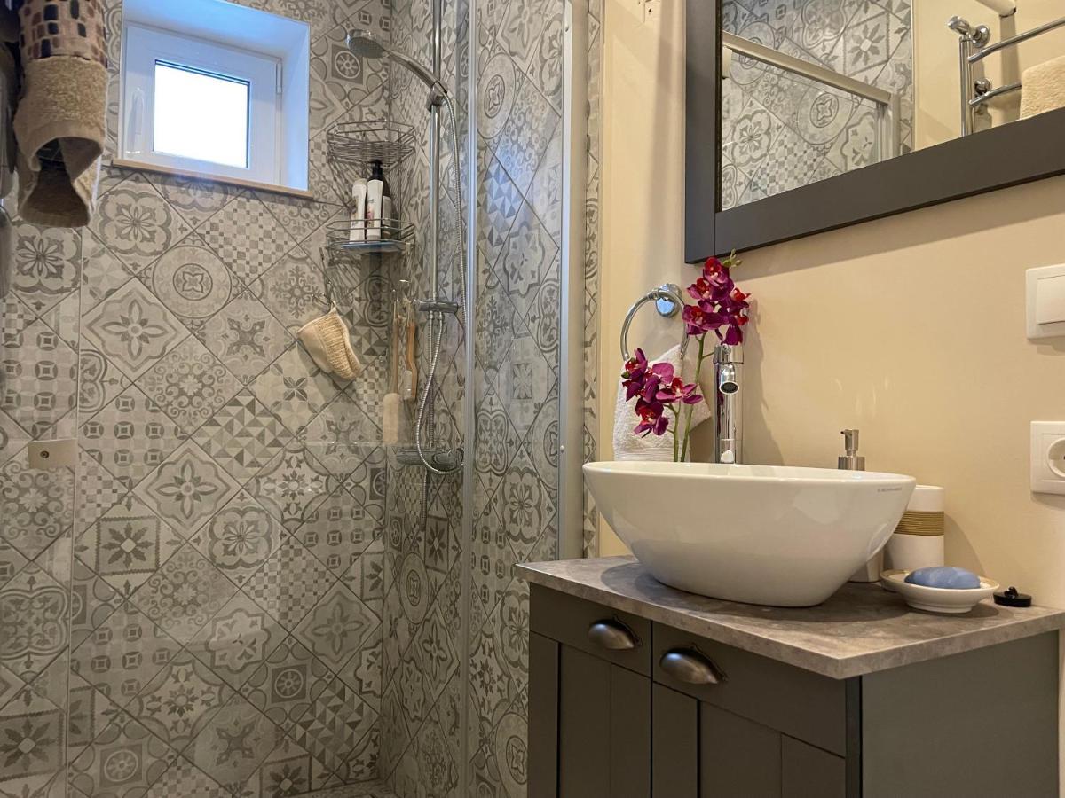 Pristine 1Br Apt In City Center W/ Patio And Parking Рига Екстер'єр фото